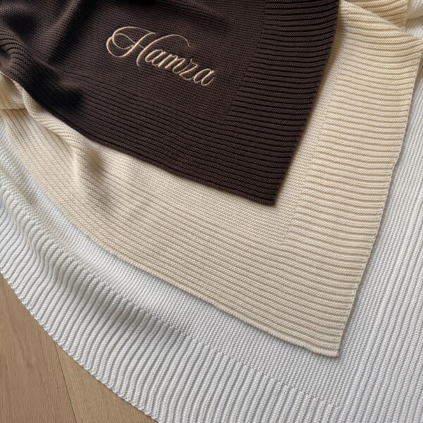 Couverture en maille en plusieurs couleurs marron beige et blanc