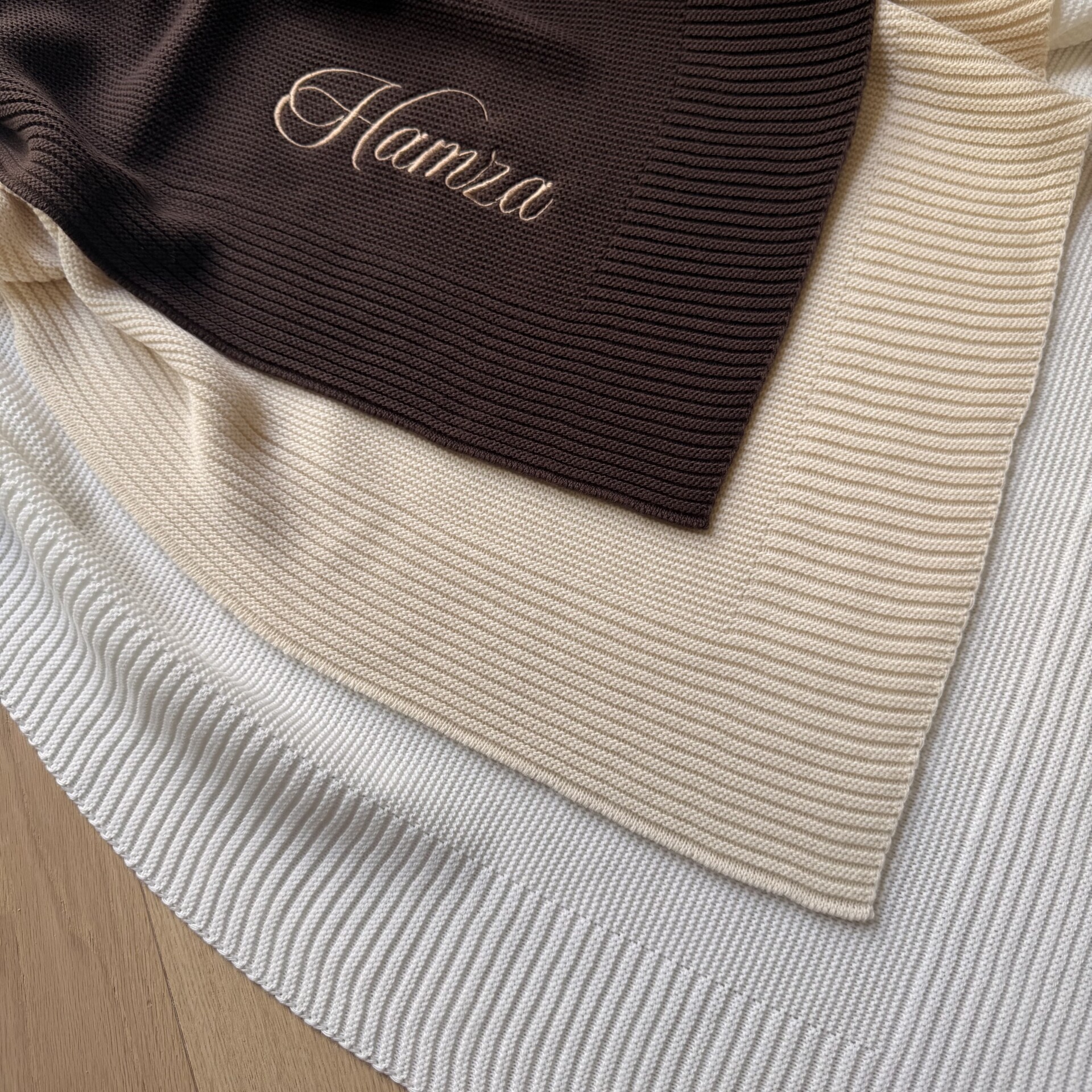 Couverture en maille en plusieurs couleurs marron beige et blanc