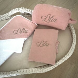 Pack trio tendresse avec cape de bains trousse de toilette protège carnet de santé en vieux rose
