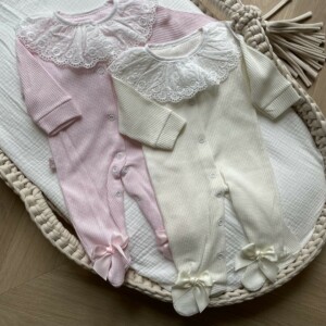 Grenouillère bébé fille en écru ou rose avec col dentelle