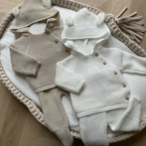 Ensemble en maille avec capuche blanc et beige
