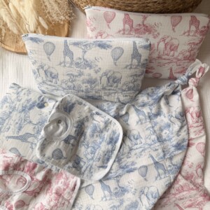 Trousse lange bavoir protège carnet de santé motif toile de jouy