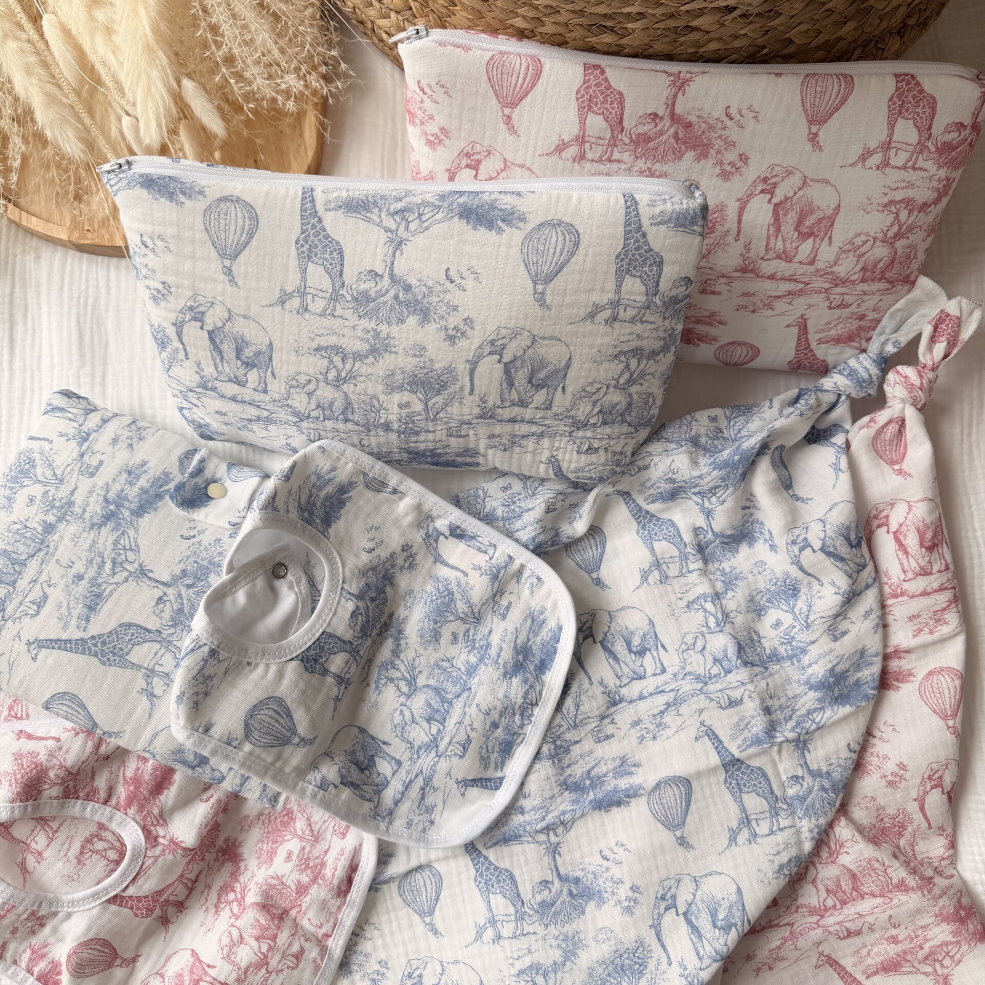 Trousse lange bavoir protège carnet de santé motif toile de jouy