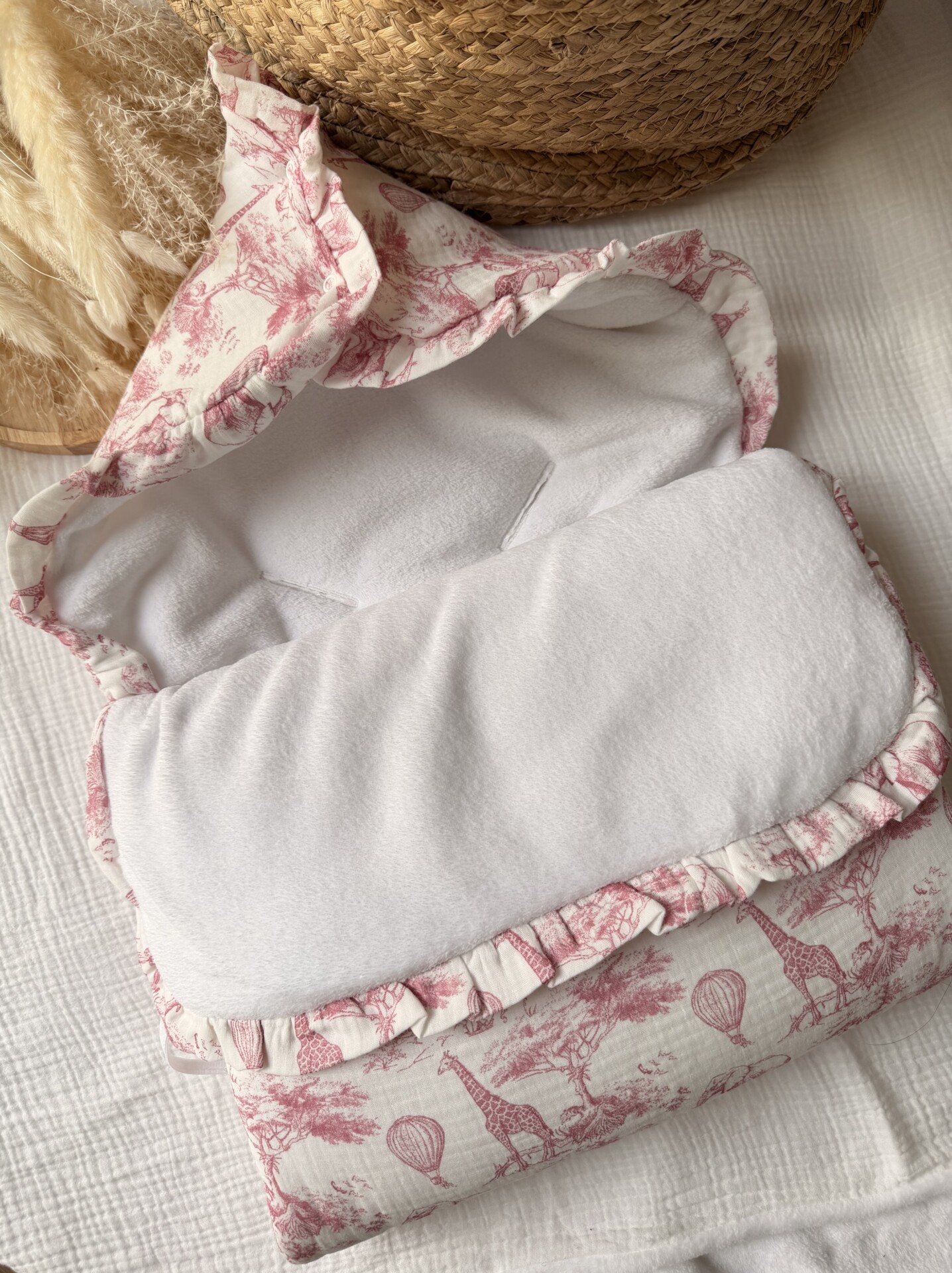 Nid d’ange motif toile de jouy rose
